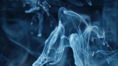 烟的抽象。云彩蓝光下的黑色背景。烟熏<strong>效果</strong>.